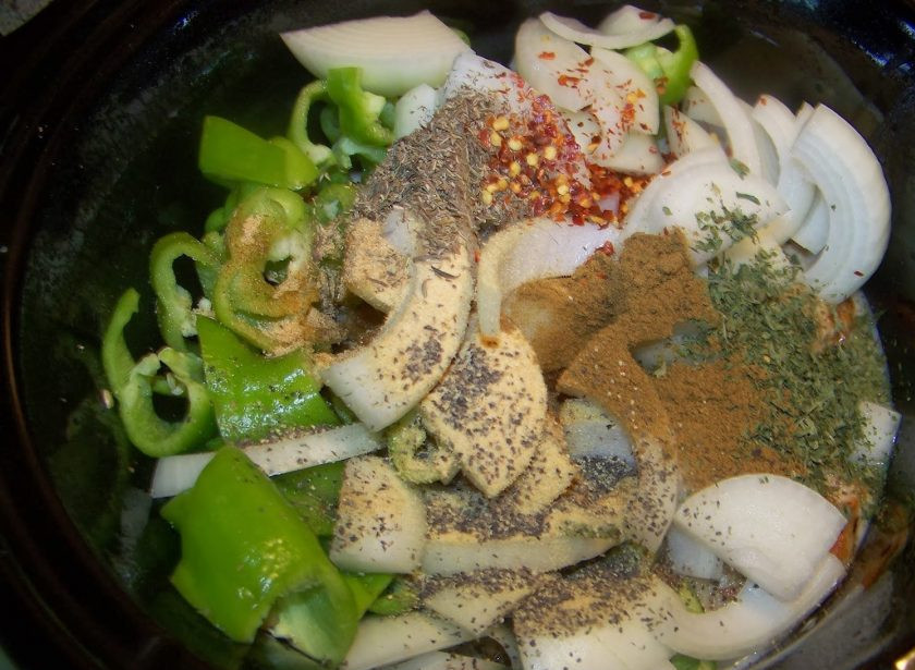 1. Этап. Тушеная свинина с грибами в мультиварке: Сложите мясо, грибы и перец, нарезанный тонкими полосками. Всыпьте специи, влейте бульон и поставьте тушить на 1 час.