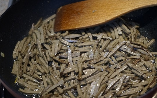 1. Этап. Салат из печени говяжьей: 6. Разогрейте сливочное масло и обжарьте печень на среднем огне 3-4 минуты.