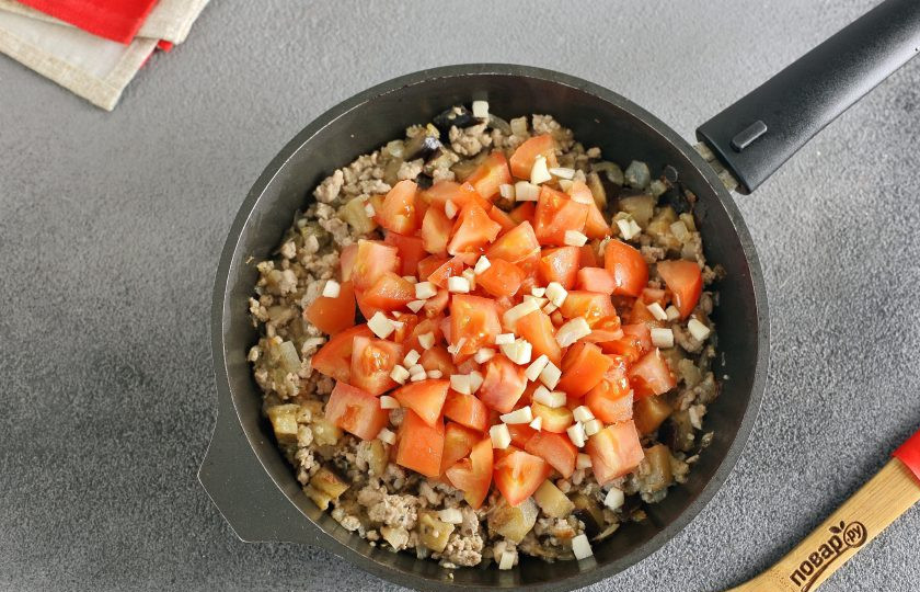 1. Этап. Паста с фаршем и баклажанами: Затем добавьте нарезанный кубиками томат и измельченный чеснок. Можно добавить 1-2 щепотки сахара.