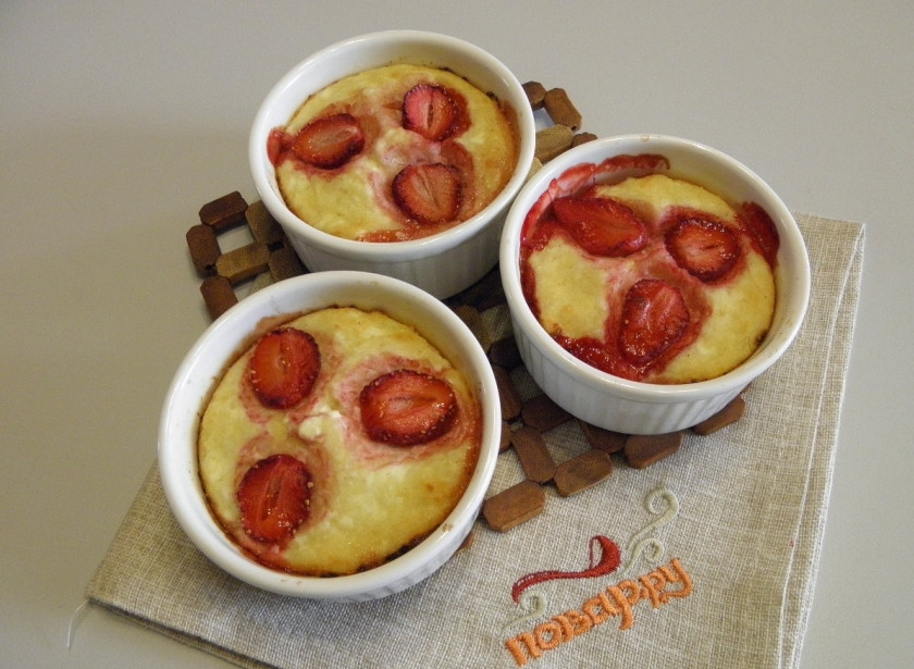 1. Этап. Диетическая творожная запеканка: Отправьте запеканку в горячую духовку и запекайте при 200 градусах минут 20. Температуру можно регулировать под свою духовку.