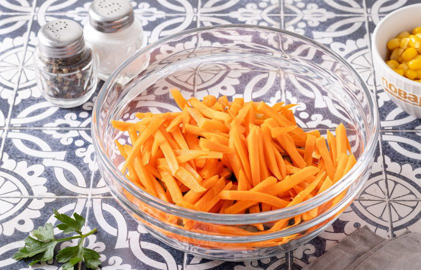 1. Этап. Салат с морковью, огурцом и кукурузой: Морковь очистите от кожуры и тоже порежьте брусочками или натрите на терке для моркови по-корейски.