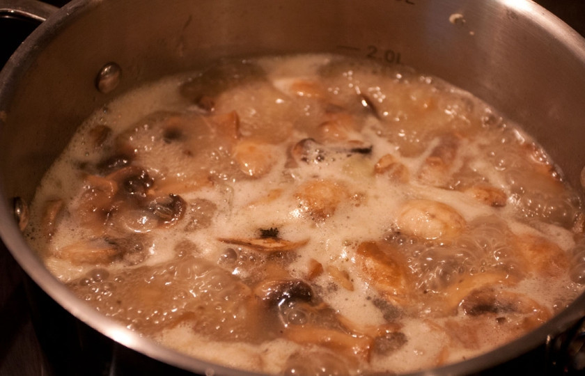 1. Этап. Быстрый суп без мяса: 7. В кастрюлю с кипящей водой или бульоном отправить грибы и лук. Варить на среднем огне около 10 минут.