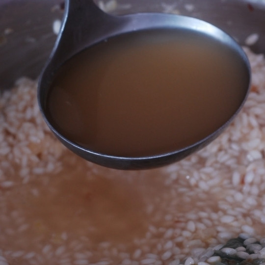 1. Этап. Ризотто с маскарпоне: Когда бульон испарится почти полностью, добавляем еще половник бульона.