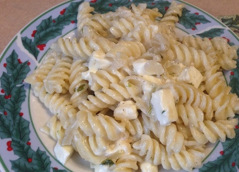 1. Этап. Паста по-турецки с кефиром, луком и соленым сыром: 8. И наслаждаемся новым вкусным блюдом:)