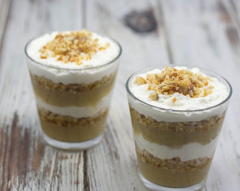 1. Этап. Яблочный трайфл: 7. Разложите десерт слоями: пюре, орехи, сливки и ещё раз в таком же порядке. Украсьте десерт фундуком. Трайфл готов! Приятной дегустации!