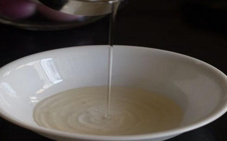 1. Этап. Маринованный шалот: 4. В небольшую мисочку влейте воду.