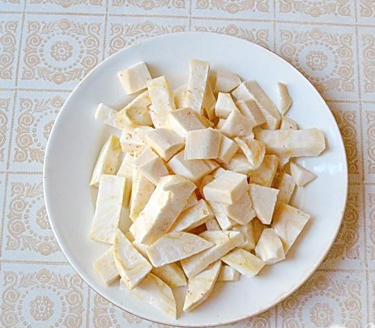 1. Этап. Заливное из голов толстолоба: 2. Теперь займемся овощами. Очистим морковь и лук, затем почистим корни петрушки и сельдерея. Небольшими кубиками нарезаем корни: покрупнее нарезаем сельдерей, петрушку и морковь нарезаем немного помельче.