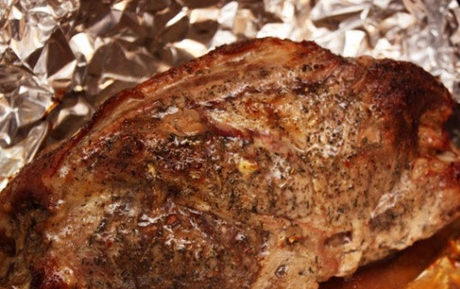 1. Этап. Шейка в духовке в фольге: 5. Теперь фольгу необходимо тщательно завернуть, чтобы не выпустить лишний сок и отправить мясо в хорошо прогретую духовку. Чтобы свинина была сочная и как следует проготовилась, температуру лучше ставить не более 190 градусов. Через 1.5-2 часа, в зависимости от размера кусочка мяса, фольгу можно аккуратно развернуть. Оставить запекаться шейку еще 15-20 минут при температуре около 210-220 градус. Таким образом, мясо будет сочным внутри, а сверху получится румяная корочка.