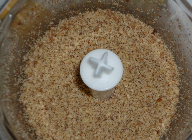 1. Этап. Пахлава на кефире: Измельчаем орехи в блендере.