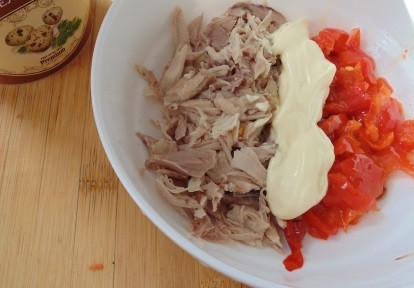 1. Этап. Салат Шапочка Деда Мороза: 4. Куриное филе (можно также использовать окорочок, например) измельчите и выложите в мисочку. Сладкий перец нарежьте ломтиками. Все, что не удалось ровно нарезать, измельчите и добавьте к курице. Снова соль, перец, майонез и перемешать.