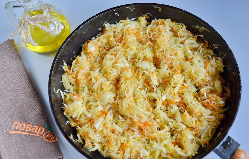 1. Этап. Вэрзэре: На растительном масле обжарьте лук и морковь, добавьте капусту квашеную и жарьте до мягкости всех овощей.