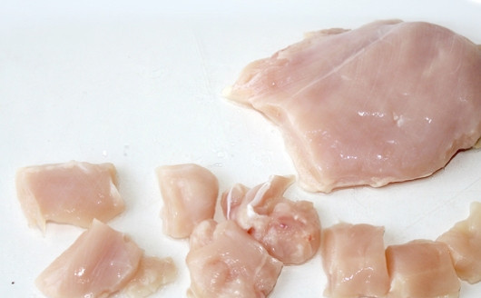 1. Этап. Плов с куриным филе: Прежде всего, нам необходимо промыть несколько раз рис и залить его водой на 3-4 часа. А пока он будет набухать, мы можем подготовить остальные ингредиенты. Куриное филе очищаем от кожицы, промываем и высушиваем, затем нарезаем на небольшие кусочки.