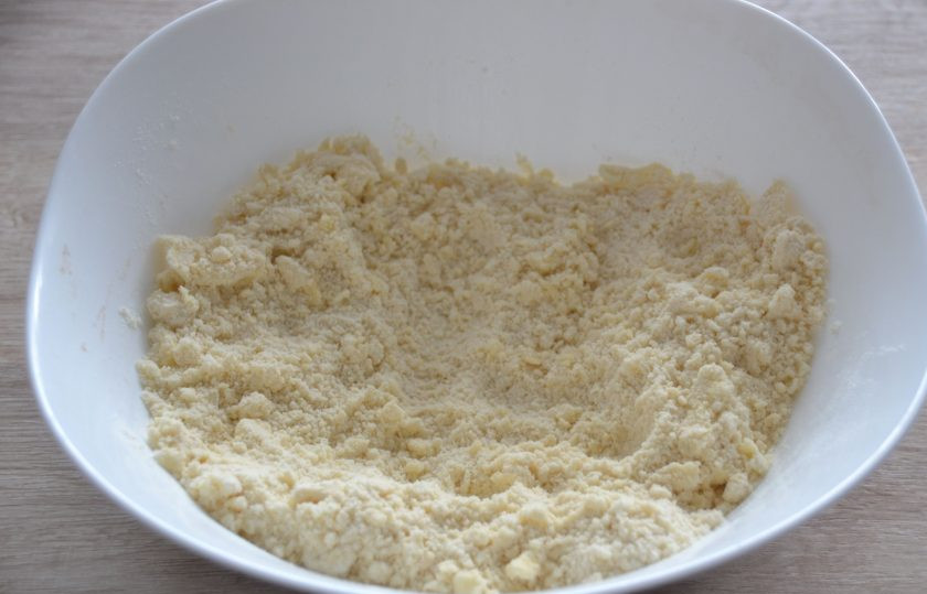 1. Этап. Киш с копченой курицей: Перетрите муку с маслом в мелкую крошку.