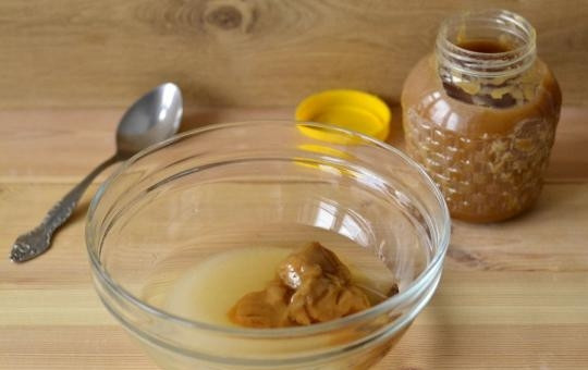 1. Этап. Коврижка с орехами: 2. Для начала в небольшую мисочку всыпьте сахар и залейте теплой водой. Размешайте до растворения сахара и выложите мед.