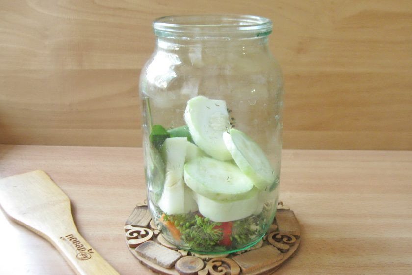 1. Этап. Патиссоны на литровую банку на зиму: Наполните банку нарезанными патиссонами наполовину.