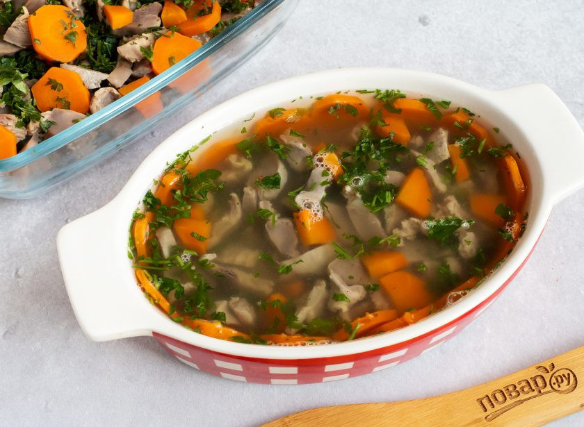 1. Этап. Заливное из куриных желудков: Литр процеженного бульона приготовьте с желатином в соответствии с инструкцией на упаковке. И залейте подготовленные желудки. Уберите в сторону до остывания, а затем в холодильник до полного приготовления.