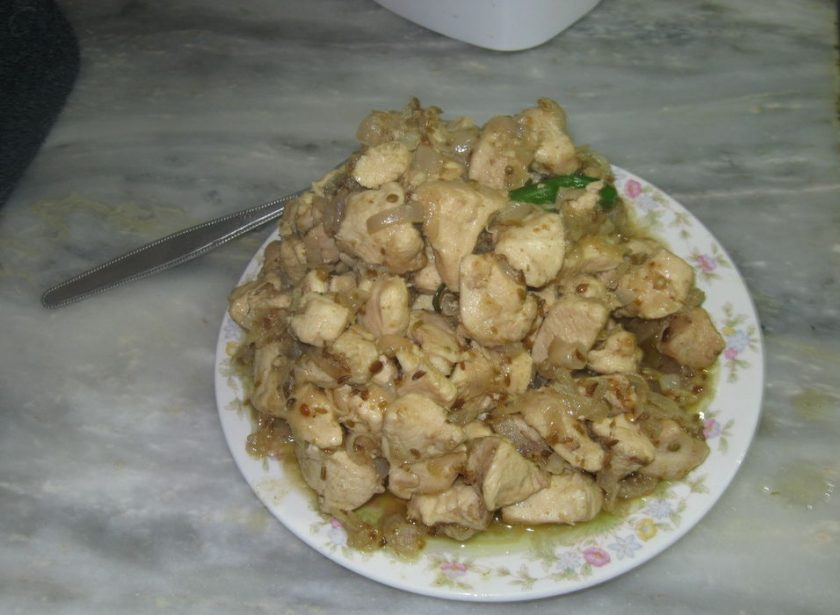 1. Этап. Курица, тушенная в кефире: 6. Перекладываю кусочки курицы в тарелку.