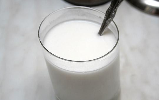 1. Этап. Кисель из клюквы: В оставленном стакане отвара разводим картофельный крахмал. Хорошенько его размешиваем.