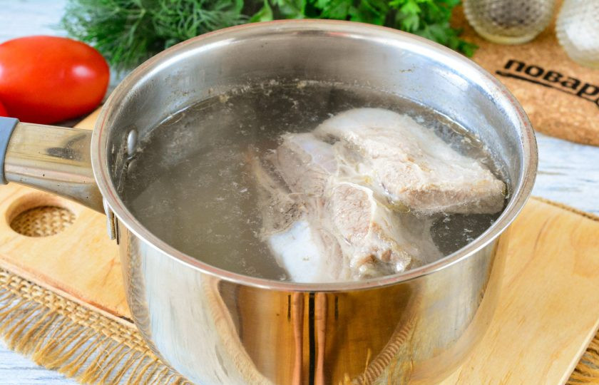 1. Этап. Борщ без зажарки: Сварите мясной бульон. Говядину промойте, выложите в кастрюлю (или сотейник), залейте чистой водой и поставьте на огонь. Варите бульон при небольшом кипении 40-45 минут, добавьте соль по вкусу.