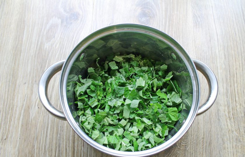 1. Этап. Варенье из мяты с лимоном: Мяту сполосните, обсушите и мелко порежьте. Выложите мяту в кастрюлю.