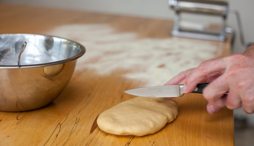 1. Этап. Равиоли с лососем: Замесите тесто. Смешайте яйца с мукой, посолите. И добавляйте воды до тех пор, пока тесто не будет нужной консистенции. Нужна такая же, как на пельмени. Тягучая, но не жидкая.