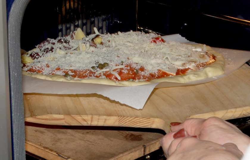 1. Этап. Сырная пицца Четыре сезона: 7. Выпекайте пиццу в разогретом до 220-230 градусов духовом шкафу до готовности.
