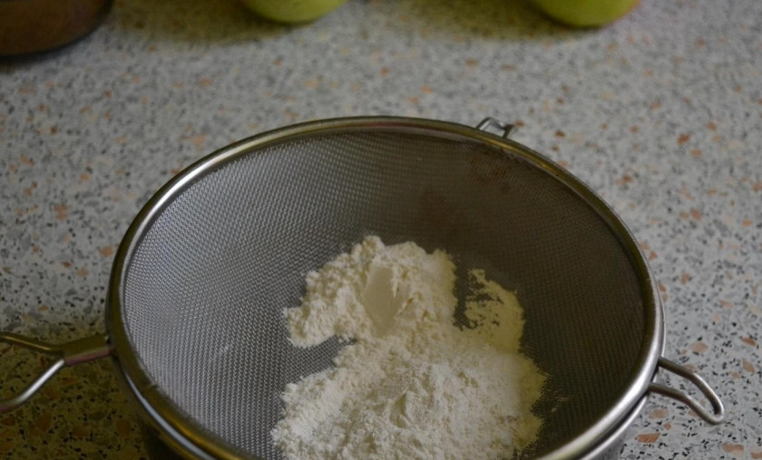 1. Этап. Яблочный штрудель из бездрожжевого теста: 1. Муку просеиваю в миску, кладу соль и чайную ложку сахара, перемешиваю на слабых оборотах миксера.