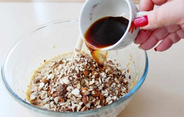 1. Этап. Кофейно-ореховый кекс: 5. Влейте кофе и добавьте орехи.