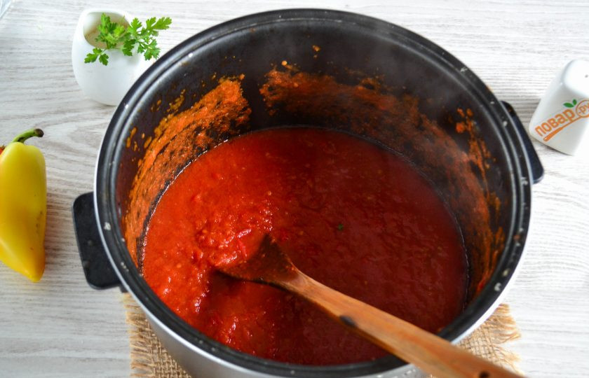 1. Этап. Томатная паста в мультиварке: Прошло 2 часа с начала готовки, достаточно большое количество жидкости испарилось, но все равно паста не достаточно густая для меня, я включила режим 