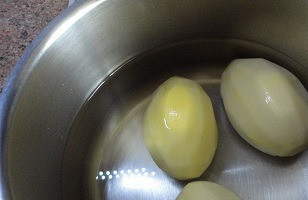 1. Этап. Летний холодный свекольник: Картофель очистить. Не разрезая залить 3 стаканами холодной воды и отварить. Картофель извлечь из отвара и нарезать кубиками. Отвар охладить и смешать с охлажденным свекольным отваром.