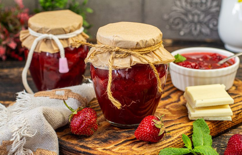 1. Этап. Варенье из клубники с белым шоколадом: Клубничное варенье с белым шоколадом готово! Перенесите его в темное, прохладное место для хранения или погреб.