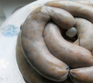 1. Этап. Колбаса печеночная домашняя: 4. В последнюю очередь добавим молоко, перемешаем, когда манка уже полностью набухнет, и этой смесью трамбуем свиные кишки. Размер колбасок произвольный.