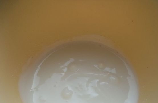 1. Этап. Торт Нарцисс с творогом: Затем взбейте блендером белки с оставшимся сахаром.