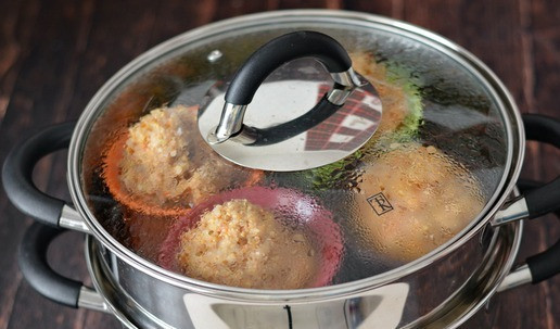 1. Этап. Мясной пудинг с полентой и овощами: Формочки с фаршем установите на решётку пароварки. Готовьте мясной пудинг в пароварке примерно 30-40 минут.