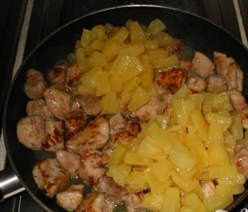 1. Этап. Свинина по-гавайски: 4. Добавить ананас в сковородку и хорошо размешать. Влить бульон, красное вино и приправы, хорошо перемешать и довести до кипения. Переместить в форму для запекания.