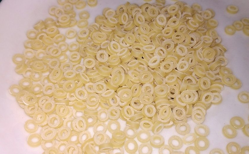 1. Этап. Постный суп за 30 минут: 4. Когда картофель будет почти готов, добавьте макаронные изделия. Если хотите крупу — пожалуйста, тогда вводите ее сразу после закипания картофеля.