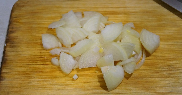 1. Этап. Индейка, тушеная в сметане: Добавляем лук измельченный.