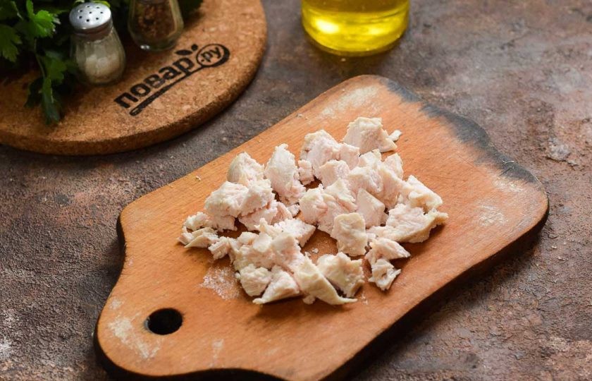 1. Этап. Салат из курицы, грибов и сельдерея: Вареное филе нарежьте небольшими кусочками.