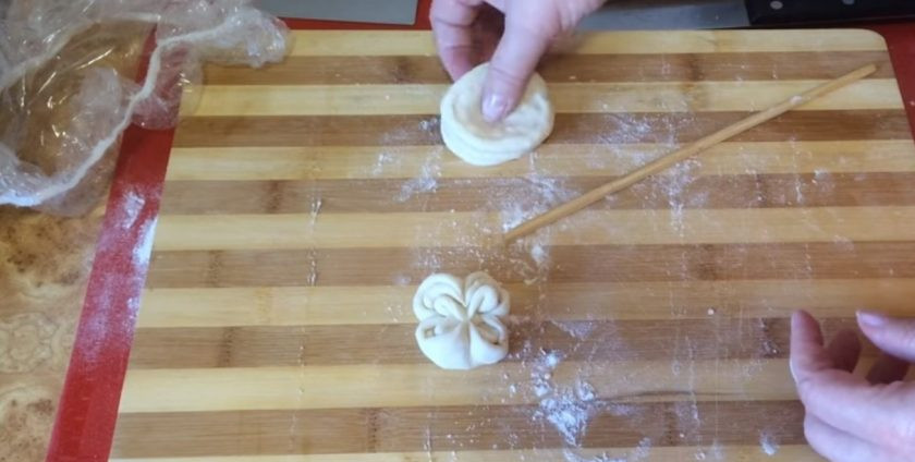 1. Этап. Паровые булочки (штрули): 8. Выложите третью лепешку, сверните пополам и китайской палочкой придавите лепешки по диаметру в перпендикулярном направлении так, чтобы вышел четырёхлистник.