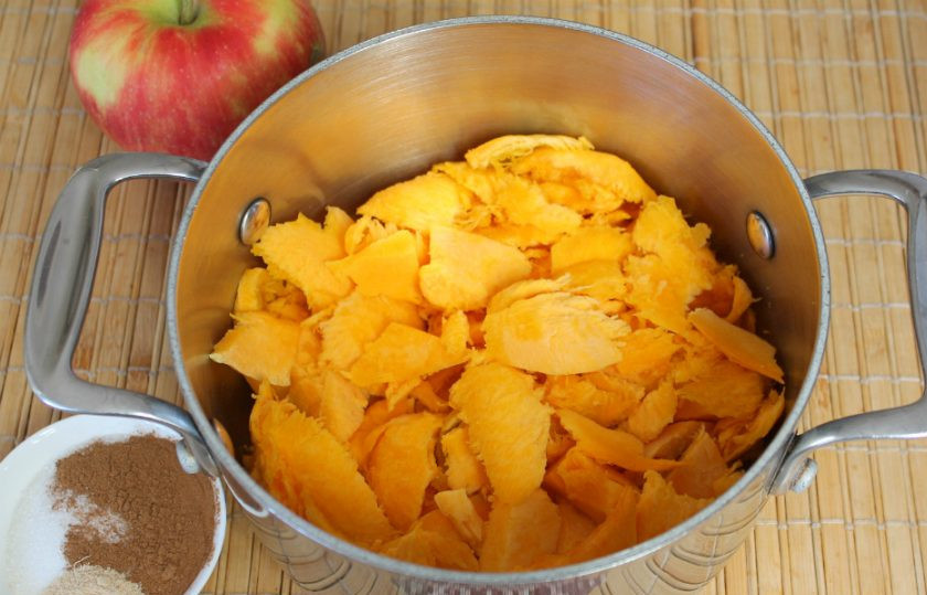 1. Этап. Пастила из тыквы: Тыкву нарезаем небольшими кусками или трем на терке.