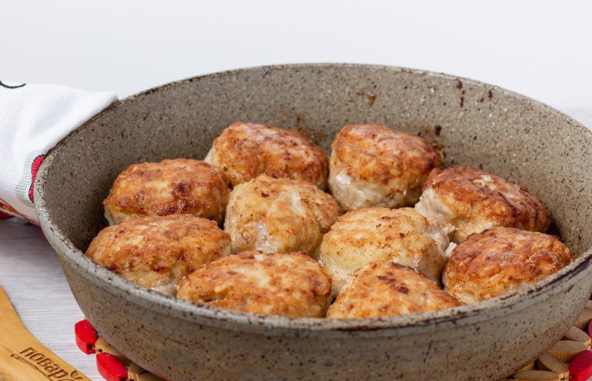 1. Этап. Ежики как в детском саду: Обжарьте ежиков в растительном масле с двух сторон.