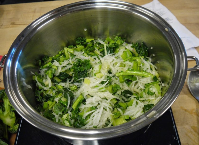 1. Этап. Крем-суп из брокколи и шпината: К луку и сельдерею отправьте брокколи и тертый на терке картофель. Обжаривайте овощи, постоянно помешивая.