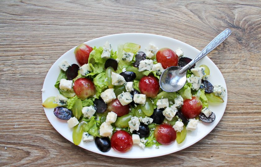 1. Этап. Салат Дор блю с виноградом: Полейте заправкой салат.