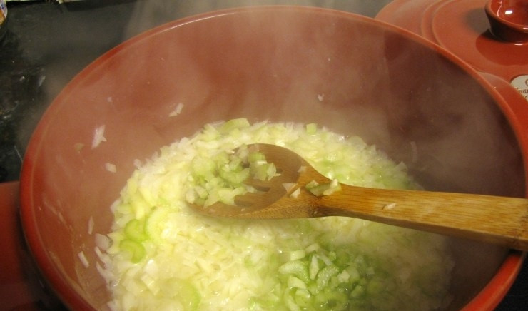 1. Этап. Сырный суп для детей: 1. Очистите лук и нарежьте его очень мелко. Вымойте стебли сельдерея и нарежьте их так же мелко, как лук. В кастрюле растопите сливочное масло и выложите овощи, обжаривайте их до мягкости.