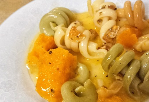 1. Этап. Карбонара с тыквой и хрустящим чесноком: Разложить по неглубоким тарелкам . Посыпьте заранее приготовленным чесноком с орегано. Приятного аппетита!