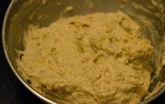 1. Этап. Банановые булочки: 4. Начните перемешивать до однородной консистенции. При необходимости добавьте еще немного муки (использовать можно не только пшеничную, но и овсяную, например).