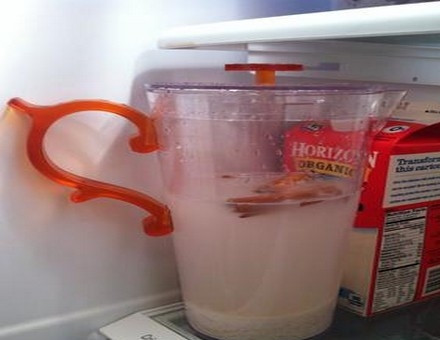 1. Этап. Рисовый напиток: В большой кувшин положите измельченный рис, палочки корицы, влейте воду. Поставьте кувшин в холодильник на 6-8 часов, а лучше – на всю ночь.