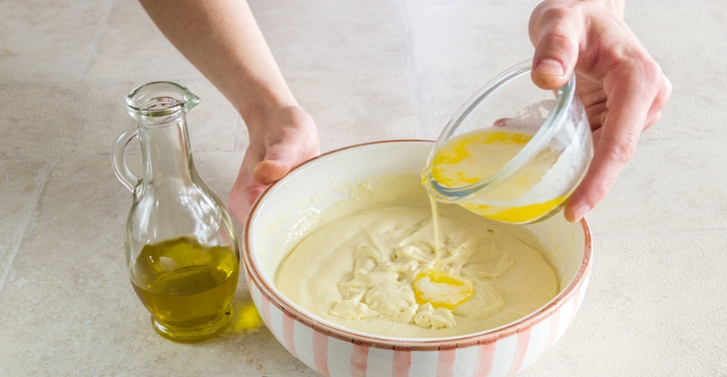 1. Этап. Капустный пирог на сметане и сливках: 3. Муку соедините с содой и солью, затем влейте к ней сметану, смешанную с желтками и яйцами, добавьте растопленное сливочное и подсолнечное масло, перемешайте.