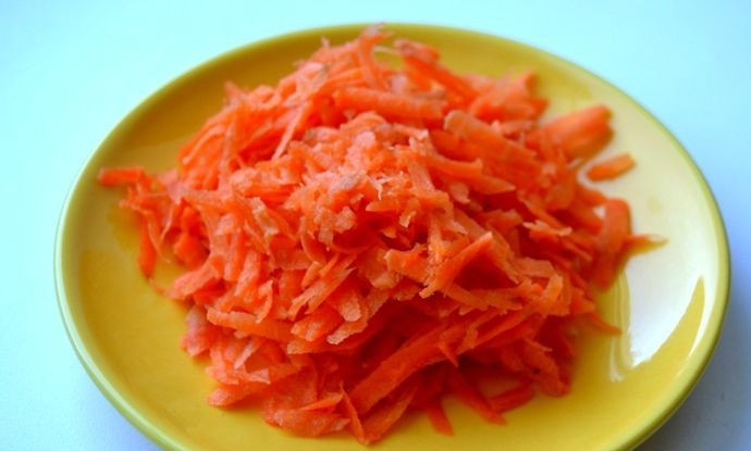 1. Этап. Щи из консервированного щавеля: Очищенную морковь натрите на крупной тёрке.