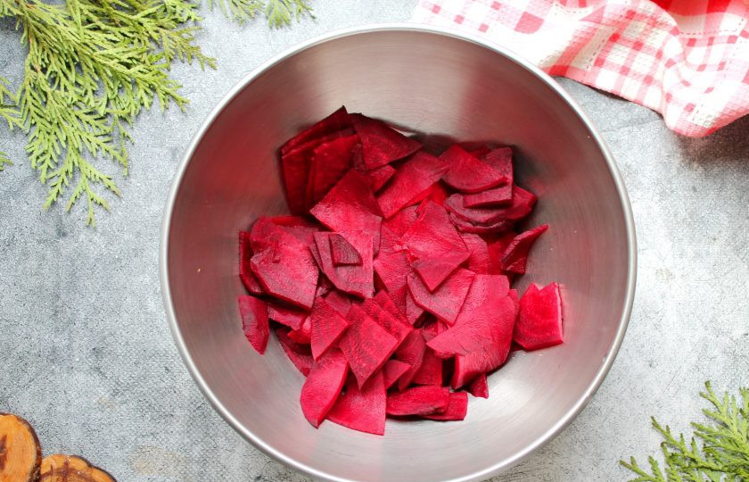 1. Этап. Свекольный уксус: Свеклу очистите от кожуры, сполосните и порежьте тонкими ломтиками.